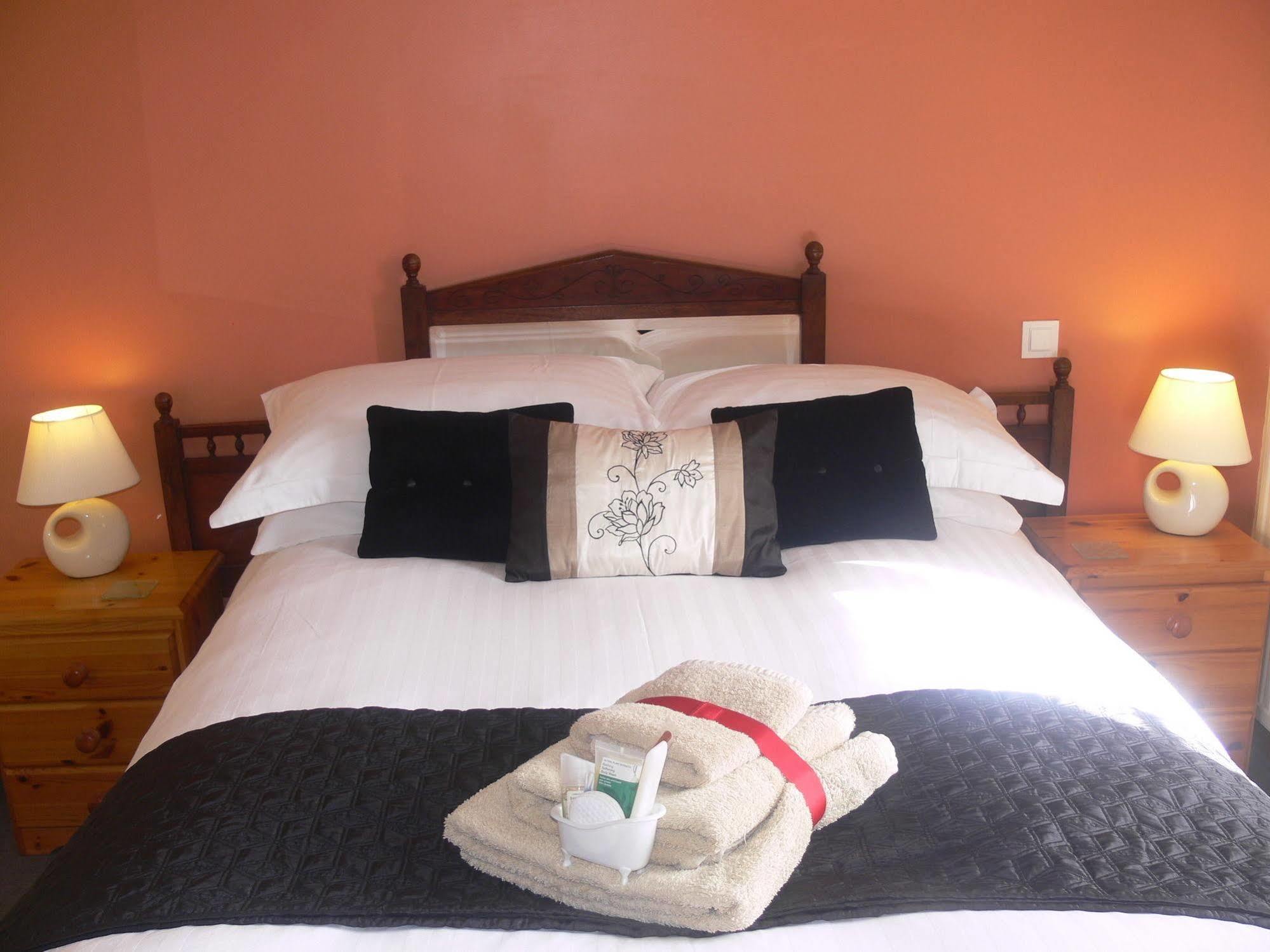 Le Jardin B&B Isigny-le-Buat Экстерьер фото